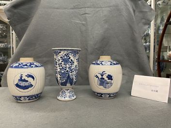 Een paar Chinese blauw-witte theebussen en een beker op voet, Kangxi