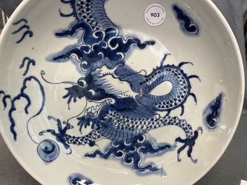 Een Chinese blauw-witte schotel met een draak, Yongzheng