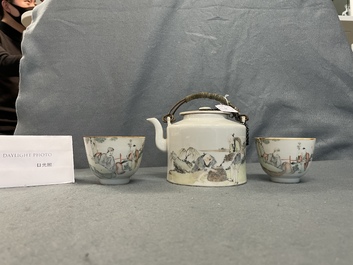 Une th&eacute;i&egrave;re et deux tasses et soucoupes en porcelaine de Chine qianjiang cai, 19/20&egrave;me