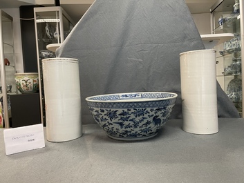 Deux porte-chapeaux en porcelaine de Chine qianjiang cai et un bol en bleu et blanc, 19/20&egrave;me