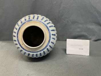 Un pot &agrave; gingembre en porcelaine de Chine en bleu et blanc &agrave; d&eacute;cor de caract&egrave;res Shou, Kangxi