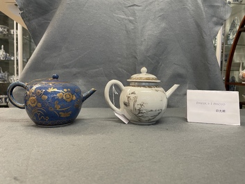 Een Chinese poederblauwe en vergulde theepot en een grisaille theepot, Kangxi/Yongzheng