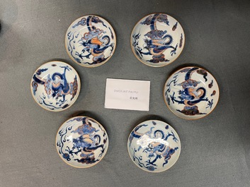 Six tasses et soucoupes en porcelaine de Chine doucai &agrave; d&eacute;cor de dragons, Kangxi