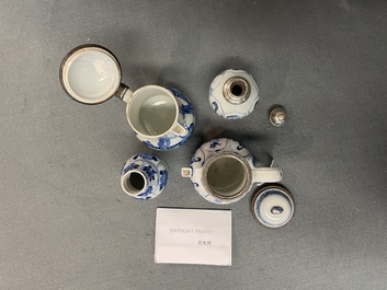 Deux verseuses couvertes et deux vases en porcelaine de Chine en bleu et blanc, Kangxi