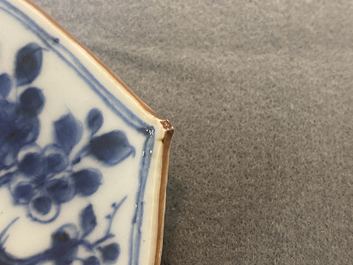 Un rare plat en forme de lotus en porcelaine de Chine en bleu et blanc &agrave; d&eacute;cor d'un l&eacute;opard, Kangxi