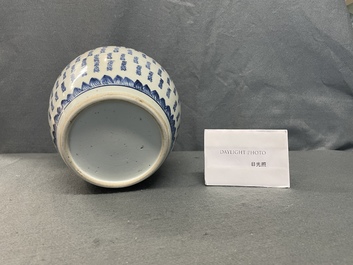 Un pot &agrave; gingembre en porcelaine de Chine en bleu et blanc &agrave; d&eacute;cor de caract&egrave;res Shou, Kangxi