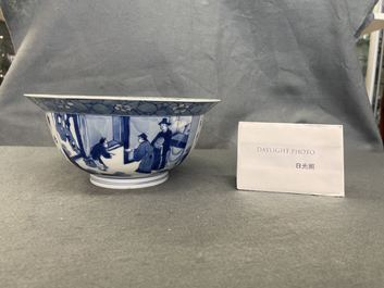 Un bol de type klapmuts en porcelaine de Chine en bleu et blanc, marque de Chenghua, Kangxi