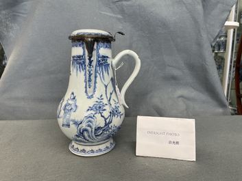 Een Chinese blauw-witte dekselkan met zilveren montuur, Yongzheng