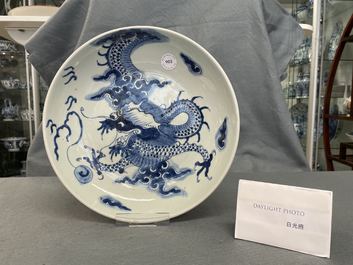 Un plat en porcelaine de Chine en bleu et blanc &agrave; d&eacute;cor d'un dragon, Yongzheng