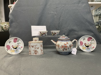 Une paire de tasses et soucoupes, une th&eacute;i&egrave;re d&eacute;cor&eacute;e aux Pays-Bas et une bo&icirc;te &agrave; th&eacute; en porcelaine de Chine, Kangxi/Qianlong