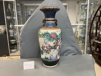 Un vase en porcelaine de Chine famille rose dite 'de Nankin' &agrave; d&eacute;cor de guerriers, Chine, 19&egrave;me