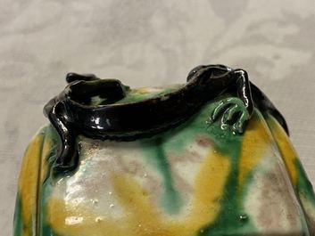 Deux lave-pinceaux en porcelaine de Chine &agrave; &eacute;mail sancai, Kangxi