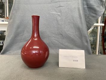Een Chinese flesvormige monochrome sang-de-boeuf-geglazuurde vaas, Kangxi