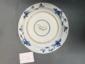 Un plat en porcelaine de Chine en bleu et blanc &agrave; d&eacute;cor floral en forme de lotus, Kangxi