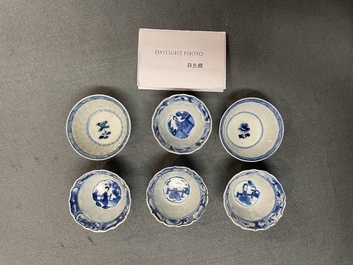 Une bo&icirc;te &agrave; th&eacute;, deux assiettes, six tasses et deux soucoupes en porcelaine de Chine, Kangxi/Yongzheng