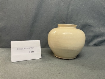 Un pot en gr&egrave;s porcelaineux &eacute;maill&eacute; en blanc monochrome, Chine, Tang