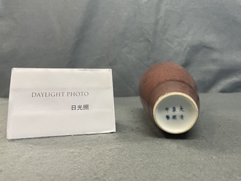 Un vase en porcelaine de Chine fleur de p&ecirc;che, marque de Kangxi, R&eacute;publique