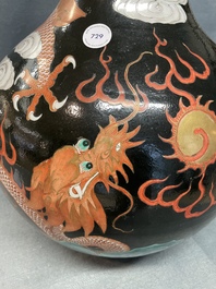 Un vase de forme bouteille en porcelaine de Chine famille noire &agrave; d&eacute;cor de dragons, 19&egrave;me