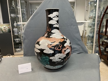 Un vase de forme bouteille en porcelaine de Chine famille noire &agrave; d&eacute;cor de dragons, 19&egrave;me