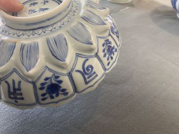 Een Chinese blauw-witte lotus-gemouleerde schotel, Kangxi merk en periode