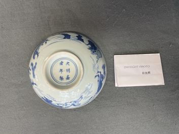 Un bol en porcelaine de Chine en bleu et blanc &agrave; d&eacute;cor des 'Huit chevaux de Mu Wang', marque de Jiajing, Kangxi
