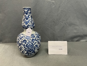 Un vase de forme double gourde en porcelaine de Chine en bleu et blanc, Kangxi