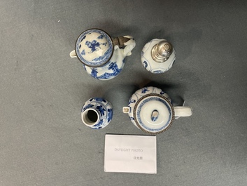 Twee Chinese blauw-witte dekselkannen en twee vaasjes, Kangxi