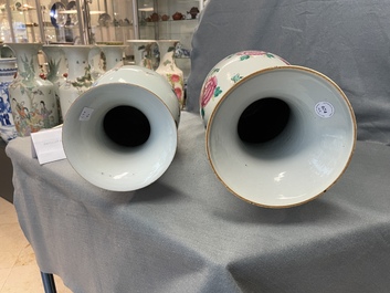 Une paire de vases en porcelaine de Chine famille rose &agrave; d&eacute;cor appliqu&eacute; et deux &agrave; d&eacute;cor de ph&eacute;nix, 19&egrave;me