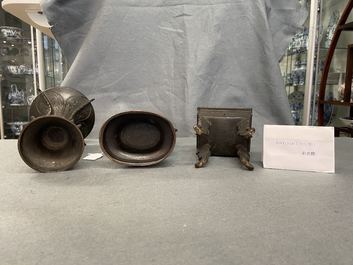Deux vases archa&iuml;ques et un br&ucirc;le-parfum en bronze, Chine, 18/19&egrave;me