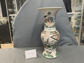 Un vase de forme yenyen en porcelaine de Chine famille verte &agrave; d&eacute;cor de guerriers, 19&egrave;me