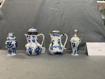 Twee Chinese blauw-witte dekselkannen en twee vaasjes, Kangxi