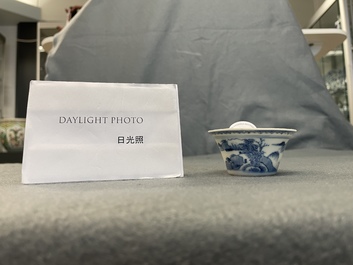 Une tasse &agrave; vin en porcelaine de Chine en bleu et blanc, Kangxi