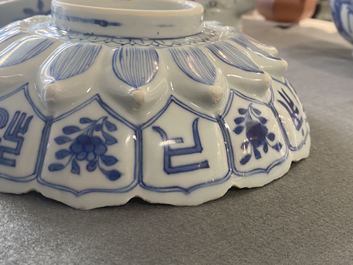 Un plat moul&eacute; en forme de lotus en porcelaine de Chine en bleu et blanc, marque et &eacute;poque de Kangxi