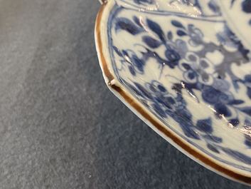 Un rare plat en forme de lotus en porcelaine de Chine en bleu et blanc &agrave; d&eacute;cor d'un l&eacute;opard, Kangxi