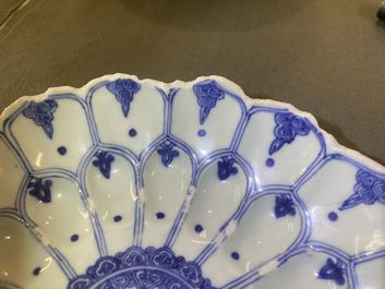 Un plat moul&eacute; en forme de lotus en porcelaine de Chine en bleu et blanc, marque et &eacute;poque de Kangxi