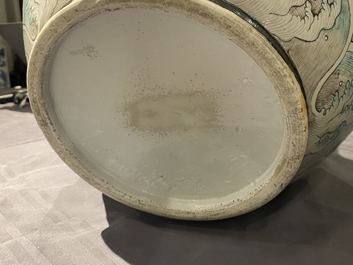 Un vase de forme bouteille en porcelaine de Chine famille noire &agrave; d&eacute;cor de dragons, 19&egrave;me