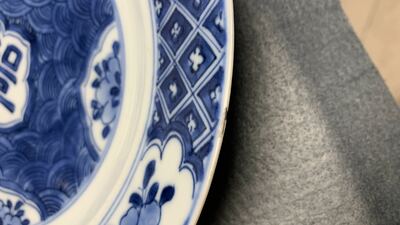 Een Chinese blauw-witte theebus, zes koppen, twee schotels en twee borden, Kangxi/Yongzheng