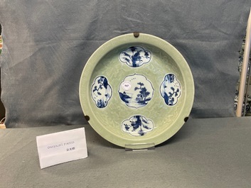 Un plat en porcelaine de Chine en bleu et blanc sur fond c&eacute;ladon, Qianlong