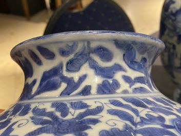 Deux vases couverts en porcelaine de Chine en bleu et blanc, Wanli