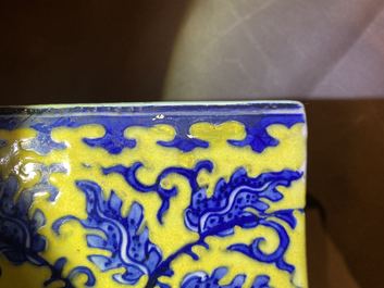 Une paire de vases en porcelaine de Chine en bleu et blanc &agrave; fond jaune, 19&egrave;me