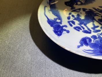 Een Chinees blauw-wit bord met mythische dieren, Shunzhi merk en periode