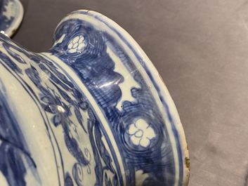 Deux vases couverts en porcelaine de Chine en bleu et blanc, Wanli