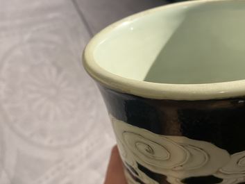 Un vase de forme bouteille en porcelaine de Chine famille noire &agrave; d&eacute;cor de dragons, 19&egrave;me