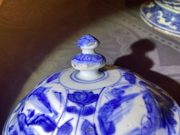 Deux vases couverts en porcelaine de Chine en bleu et blanc, Wanli