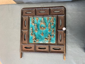 Een Chinese vierkante fahua plaquette met onsterfelijken in een houten tafelscherm gevat, Ming