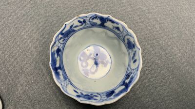 Een Chinese blauw-witte theebus, zes koppen, twee schotels en twee borden, Kangxi/Yongzheng