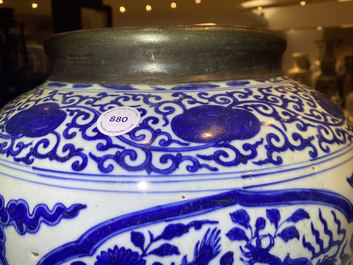 Un pot en porcelaine de Chine en bleu et blanc &agrave; d&eacute;cor de dragons, Jiajing