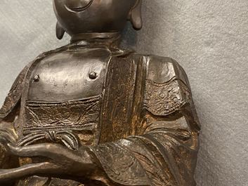 Een Chinese bronzen figuur van Boeddha, Ming