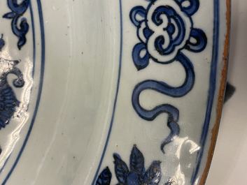 Een grote Chinese blauw-witte schotel met twee feniksen, Jiajing