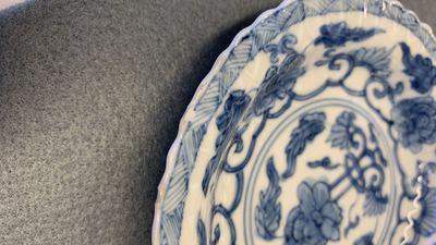 Zeventien Chinese blauw-witte koppen en twee&euml;ntwintig schotels met floraal decor, Kangxi